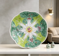 Assiette en porcelaine chinoise Famille Rose à motif d'insectes et de choux, avec pied, bord festonné, pour compote de chou bok choy