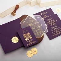 Ensemble d'invitations de mariage hexagonales en acrylique avec code QR RSVP, design moderne, violet prune et dorure à chaud, finition givrée
