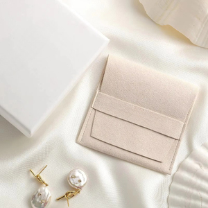 ถุงกำมะหยี่ไมโครไฟเบอร์สีขาวแบบพลิกฝาปิด สำหรับบรรจุภัณฑ์กำไลข้อมือ สั่งทำได้จำนวนน้อย พร้อมโลโก้ส่วนตัว สำหรับเก็บเครื่องประดับ - Product Image 5