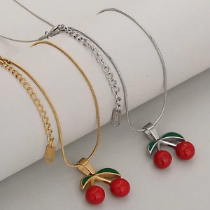 Collar con colgante de cereza roja y hoja verde esmaltada, de acero inoxidable impermeable, con cadena de serpiente y diseño de mini fruta, para mujer - Product Image 4