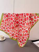 Élégant foulard carré en satin imprimé fraises, style bohème, léger et confortable, en fausse soie, peut servir de châle ou de foulard pour la tête.