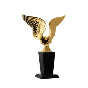 Nuevo estilo Cooperación de alta calidad y trofeo de cristal de ganar-ganar, premios de mano de metal con regalos de base de cristal