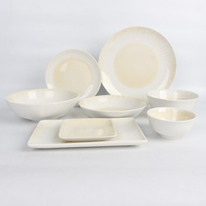 Service de table en céramique et grès Off White avec glaçure réactive à effet rayures radiales jaune pâle, comprenant assiettes rondes et carrées, et bols - Product Image 1