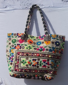 Sac à bandoulière ethnique indien brodé à la main style Banjara, léger, doublure en coton, fermeture éclair, pour usage quotidien féminin - Product Image 1