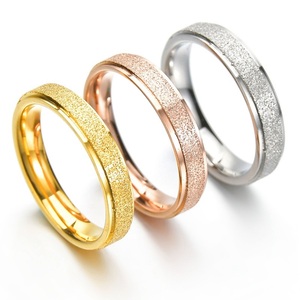 <span class=keywords><strong>Anello</strong></span> Sottile in Acciaio Inossidabile Dorato 4 mm, Versatile e alla Moda, con Doppia Finitura Opaca per Coppie - Product Image 1