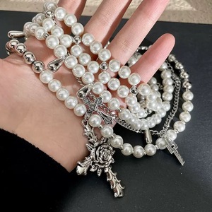 قلادة عصرية بتصميم ريترو <span class=keywords><strong>2026</strong></span>، طقم قلادة نسائية متعددة الطبقات على الطراز الأوروبي، قلادة فاخرة عتيقة بتصميم زهرة وصليب ولؤلؤ - Product Image 3