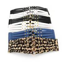 Corset large en cuir pour femmes avec cinq anneaux en or ou en argent.