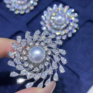 Broches fines de luxe haut de gamme en perles de mer naturelles de Zhuji, micro-perles de 10-11 mm, entièrement serties de diamants, pour accessoires de pull et de vêtements - Product Image 1