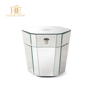 <span class=keywords><strong>Table</strong></span> <span class=keywords><strong>de</strong></span> <span class=keywords><strong>chevet</strong></span> moderne <span class=keywords><strong>de</strong></span> luxe, magnifique, en verre miroir argenté <span class=keywords><strong>brillant</strong></span> avec un tiroir - Product Image 1
