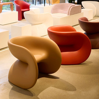 Chaise de loisirs moderne et simple en fibre de verre Chaise simple d'extérieur créative en forme de U Canapé modèle pour centre commercial design