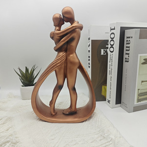 Artisanat en résine écologique pour les nouveaux couples Hug and Kiss Ornements pour le bureau à domicile pour la décoration de la Saint-Valentin - Product Image 4