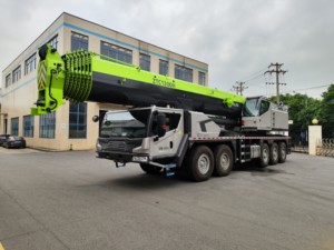 Nouvelle <span class=keywords><strong>grue</strong></span> sur <span class=keywords><strong>camion</strong></span> ZTC1300H863 de marque chinoise renommée, 130 tonnes, avec boîte de vitesses, moteur et pompe haute performance, hauteur de levage de 116,5 m, en stock - Product Image 3