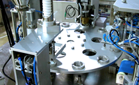 Machine de remplissage et de capsulage automatique multifonctionnelle pour milk-shake de sachets en plastique approuvés CE