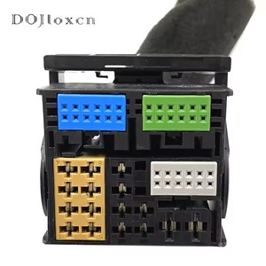 Conector de alimentación de <span class=keywords><strong>52</strong></span> pines para coche con Quad Lock, 8x0.035/444 /3B7.035/447, línea completa para reproductor de CD, conector de audio y antena FM - Product Image 1
