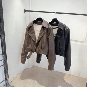 เสื้อแจ็คเก็ตมอเตอร์ไซค์หนังวีแกนน้ำหนักเบาสำหรับผู้หญิง สไตล์ลำลอง ทรงเข้ารูป แบบครอป กันลม เหมาะสำหรับฤดูใบไม้ร่วงและฤดูหนาว ไซส์เล็ก สีพื้น - Product Image 3