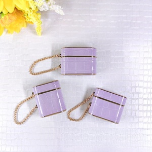 Étui pour AirPods à motif crocodile cylindrique, TPU+PU résistant aux chocs et anti-rayures avec cordon - Product Image 2