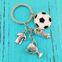 Maillots, chaussures, trophées, ballons de football effet goutte d'huile, porte-clés, souvenirs d'athlètes, sacs à dos et accessoires en alliage populaires (MOQ)