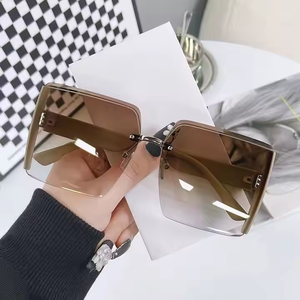 แว่นกันแดดทรงสี่เหลี่ยมขนาดใหญ่สไตล์เรโทรสุดฮิต ไร้กรอบ ป้องกันรังสียูวี เหมาะสำหรับทุกเพศ ใช้ได้ทั้งกลางแจ้งและเดินทาง - Product Image 4