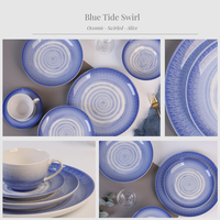 Service de table en céramique en grès nordique naturel moderne, bleu marée, texture tourbillonnée, assiettes et bols pour une présentation de table élégante
