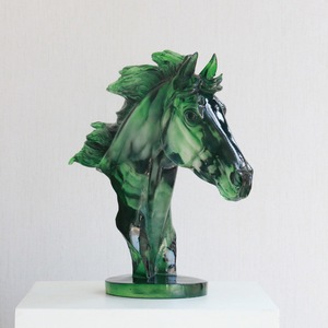 Sculpture en résine transparente personnalisée Statue <span class=keywords><strong>de</strong></span> cheval d'art Objets décoratifs d'art pour décor <span class=keywords><strong>de</strong></span> salon, <span class=keywords><strong>bureau</strong></span> et restaurant Cadeau d'affaires - Product Image 2