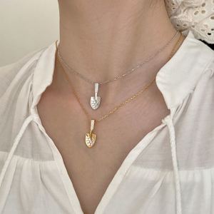 Collier pendentif flèche en zircone 5A en argent S925 de Dylam Fashion Jewelry Manufacturer pour femmes, bijou unique - Product Image 2