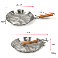 Wajan Panggang BBQ Bulat Stainless Steel Berlubang Kapasitas Besar DaS dengan Gagang Kayu Lipat untuk Ikan, Sayuran, Barbekyu Luar Ruangan