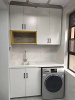 Armoire à linge blanche moderne avec étagères ouvertes et portes pour le rangement des projets d'appartements et d'hôtels