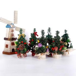 Árbol de Navidad en Miniatura de Pino para Escritorio con Bayas de Acebo y Conos para Decoración del Hogar u Oficina - Product Image 2