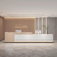 Bureau de propriété moderne et minimaliste peint, réception d'entreprise, comptoir de réception de hall d'hôtel, comptoir de bar, comptoir de caisse