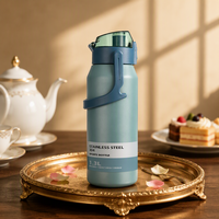 Bouteille d'eau isolée à capacité multiple en acier inoxydable avec paille et poignée de support de téléphone Boissons d'extérieur écologiques avec couvercle