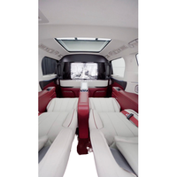 Kits d'aménagement intérieur personnalisés, y compris les kits de garnitures pour le toit et la cloison multimédia, sont disponibles pour les modifications de Toyota Hiace.