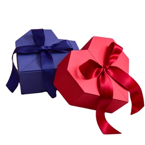 Caja Rígida de Cartón Magnética de Doble Puerta con Forma de Corazón, Personalizable con Logotipo, Caja de Regalo Misteriosa de Lujo, Caja Portátil para Dulces de Boda con Grabado - Product Image 1