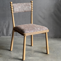 Chaise de salle à manger commerciale rétro rembourrée en bois avec dossier bobine pour restaurant, café, bistrot, hôtel, mobilier Horeca et contractuel
