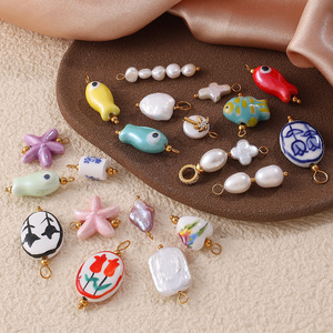 แกลเลอรีเครื่องเคลือบสีพอร์ซเลน |   จี้เซรามิกรูปดอกไม้เคลือบทอง 18K PVD บนสแตนเลสสตีล สำหรับทำเครื่องประดับ DIY - Product Image 2