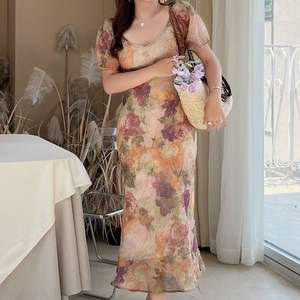 เดรสผู้หญิงไซส์ใหญ่ รุ่น Runqi N8594 ลายดอกไม้ คอวี แขนสั้น ทรงเอวธรรมชาติ สีไอศกรีม ดีไซน์ตัดเฉียง - Product Image 2