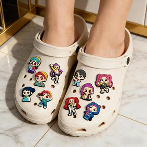 Offre Spéciale Breloques Personnalisées Créatives en PVC 2D Kpop Demon Hunters pour Chaussures Croc, Accessoires de Décoration Anime pour Filles, Vente en Gros - Product Image 4