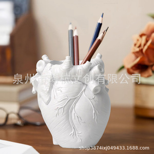 Porte-stylo en résine en forme de cœur simulé, ornement de bureau créatif pour la maison, le bureau ou comme cadeau - Product Image 1