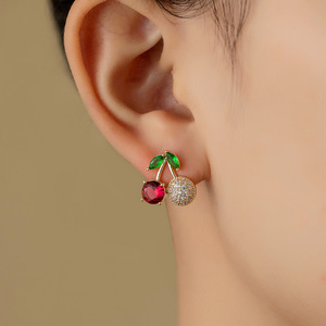 ต่างหูรูปเชอร์รี่สีแดงน่ารักสำหรับผู้หญิง เครื่องประดับเจาะหูสำหรับแฟชั่น คริสตัล งานปาร์ตี้ งานพรอม วันเกิด ของขวัญงานแต่งงาน - Product Image 2