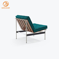 Fauteuil lounge capitonné en cuir vert sarcelle de style Mid-Century Modern avec structure en métal chromé élégant, fauteuil d'appoint minimaliste pour une vie de luxe