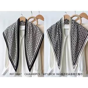 Foulard Geometrico a Quadri Triangolare 60x135cm in Poliestere Cotone da Donna, Versatile per Tutte le Stagioni - Product Image 1