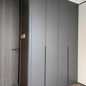 Armoire de chambre personnalisée avec portes minimalistes du sol au plafond et longues poignées noires - Product Image 1