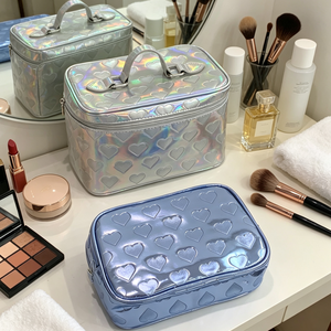 Sac de maquillage de voyage en PU laser brillant avec fermeture éclair à motif cœur, grande capacité, sac cosmétique pour femmes pour les voyages - Product Image 1