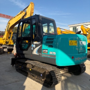 Mini-excavatrice KOBELCO 2022 avec godet de creusement, capacité de 0,53 m³, poids opérationnel de 7,5 tonnes, utilisée, 2001-4000 heures de fonctionnement - Product Image 1