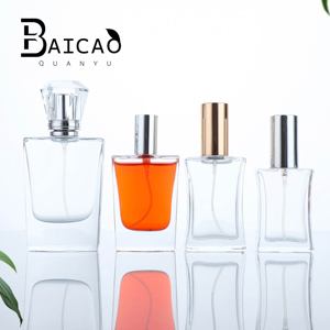 Flacon de parfum de luxe 100 ml en verre plat carré, élégant, vide, en cristal, pour voyage, rechargeable, avec bouchon à vis et pulvérisateur - Product Image 1