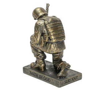 Estatua <span class=keywords><strong>de</strong></span> <span class=keywords><strong>Soldado</strong></span> Rezando, Figura Decorativa <span class=keywords><strong>de</strong></span> Resina Dorada <span class=keywords><strong>de</strong></span> 5 Pulgadas para Mesa, Personalizable - Product Image 2