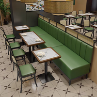 Ensemble de table et chaises de restaurant et bistro moderne avec dossier en rotin tressé et structure en métal, table avec plateau en pierre pour la salle à manger