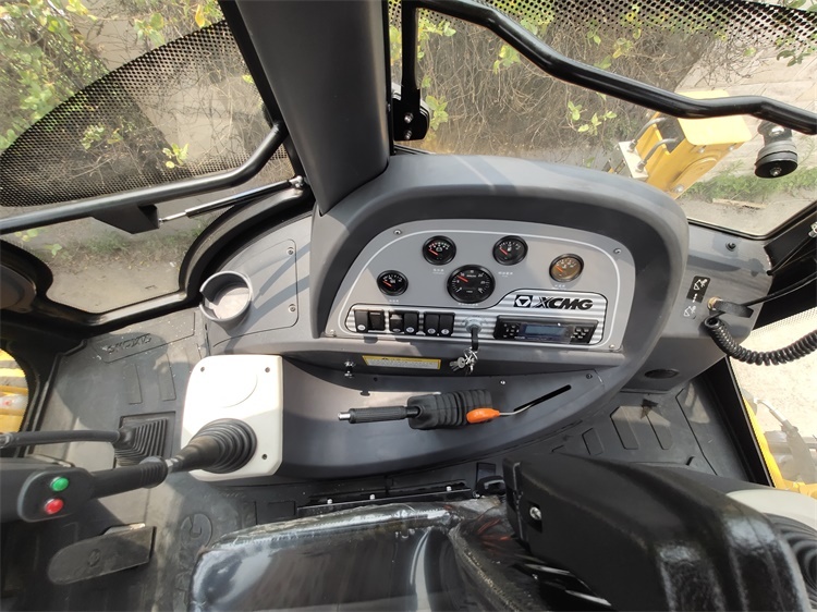 Chine Nouvelle Pelle Rétrocaveuse XC870K 7.6ton Hydraulique Petite chargeuse Pelleteuse Avec A/C À Vendre