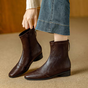 Botín de Mujer con Tacón Grueso y Punta Cuadrada, Cómodo y Multifuncional, con un Diseño de Estilo Retro - Product Image 6