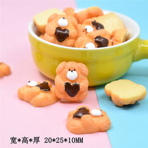 Precio al por mayor: Dijes de resina DIY de galletas de oso con corazón de chocolate, cabujones artesanales de galletas de oso bonitos - Product Image 5