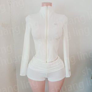 Ropa de Verano para Mujer Conjuntos de Yoga para Mujer Chaqueta con Logo Personalizado y Shorts Conjunto Deportivo de 2 Piezas para Gimnasio Entrenamiento y Fitness para Mujer - Product Image 4